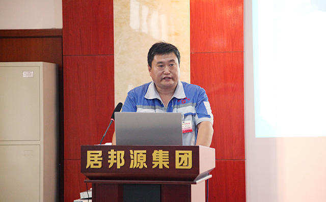 生產(chǎn)中心總監(jiān)馬永民對(duì)公司生產(chǎn)對(duì)公司員工提出的合理化建議實(shí)施成果進(jìn)行匯報(bào)。