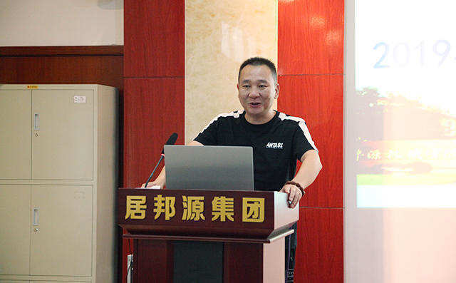 業(yè)務(wù)經(jīng)理代表李志江分享了自身多年的銷售經(jīng)驗(yàn)以及對(duì)公司未來的展望。