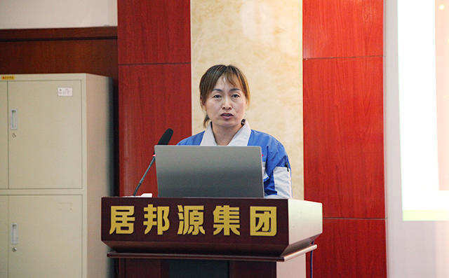 人資部部長雷廣妮對(duì)公司積分制工作匯報(bào)。