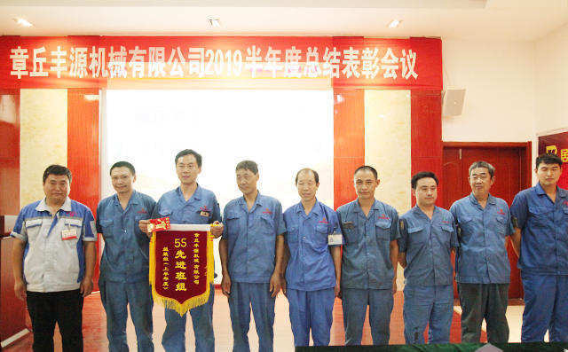 公司對(duì)做出突出貢獻(xiàn)的人員頒獎(jiǎng)，為獲得5S先進(jìn)班組員工頒發(fā)錦旗及獎(jiǎng)勵(lì)紅包200元。