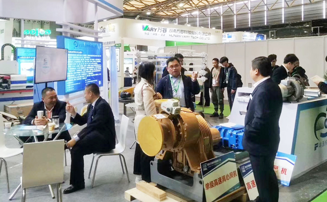 豐源機(jī)械潘榮常總經(jīng)理、銷售經(jīng)理正在為客戶講解各行各業(yè)對羅茨鼓風(fēng)機(jī)的肯定以及未來羅茨鼓風(fēng)機(jī)行業(yè)的美好發(fā)展遠(yuǎn)景。