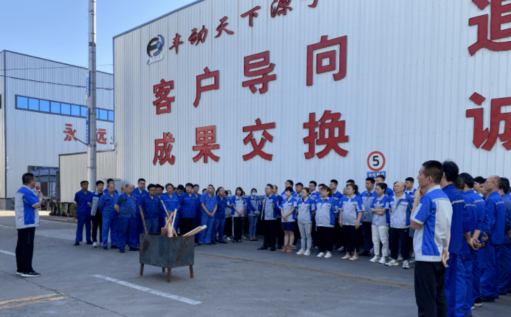 6月30日上午，章丘豐源機(jī)械有限公司組織開(kāi)展了一次全面的衛(wèi)生大掃除綠化活動(dòng)。